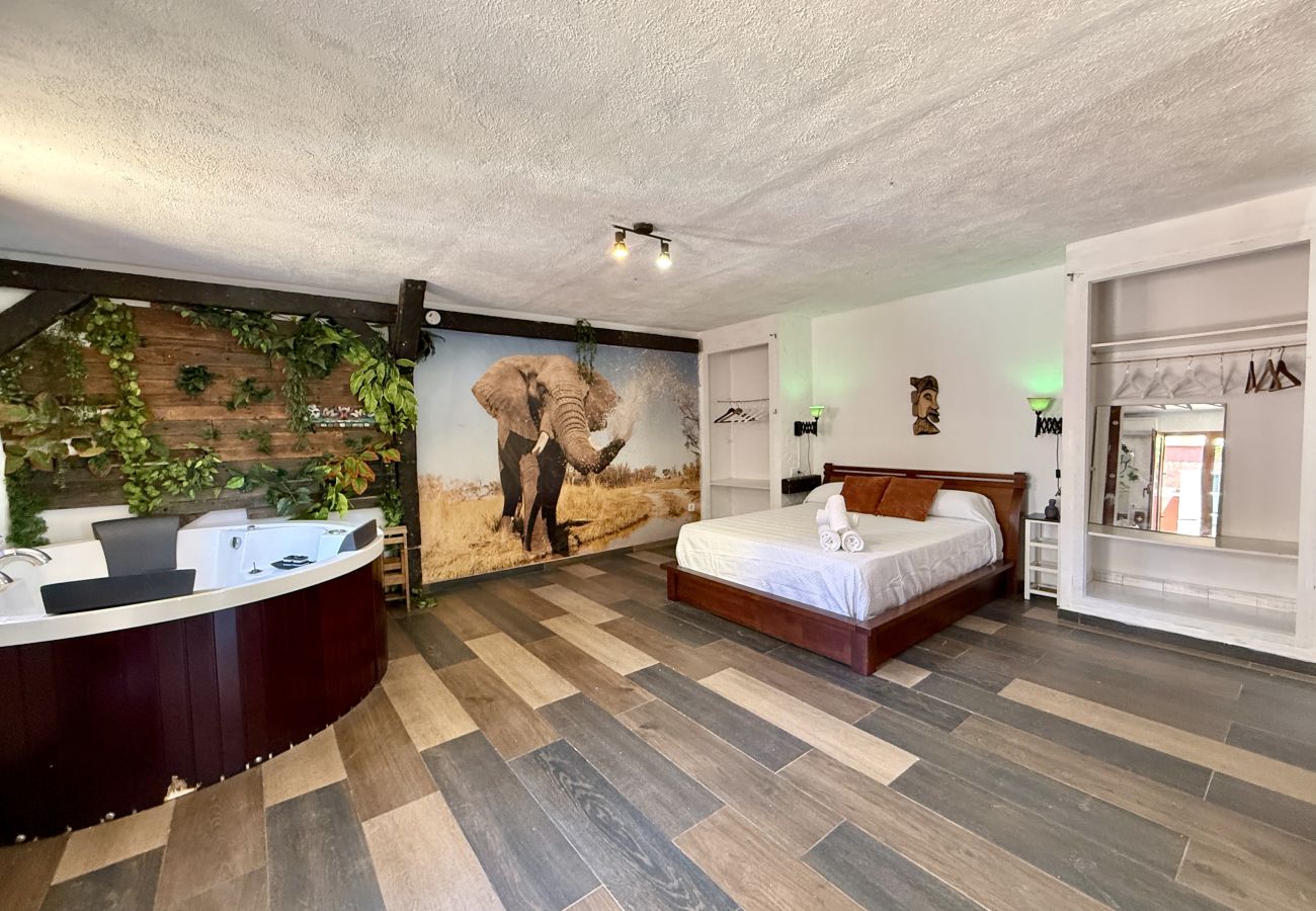 Studio in Peñiscola - Safari Loft – Private Jacuzzi & Fireplace