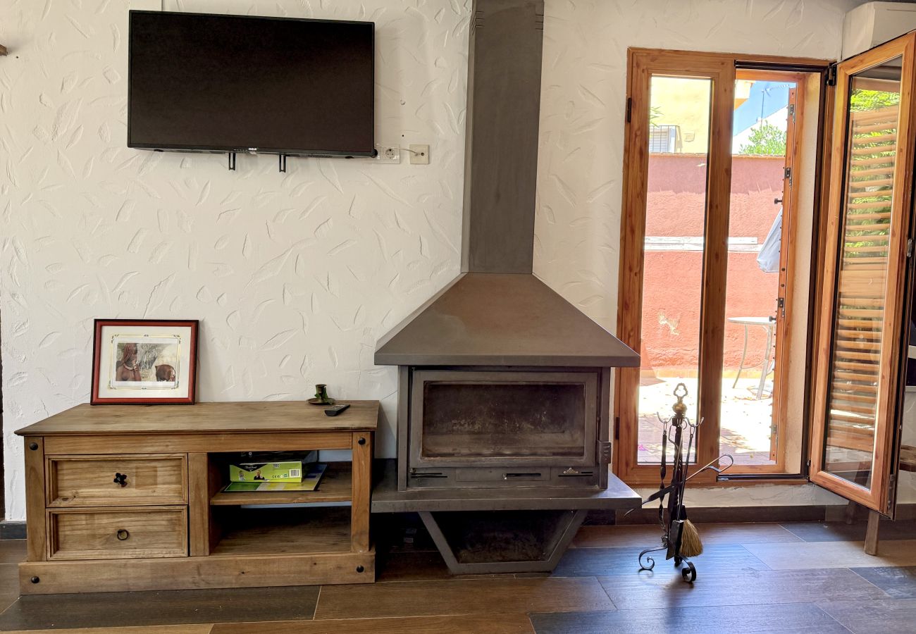 Studio in Peñiscola - Safari Loft – Private Jacuzzi & Fireplace