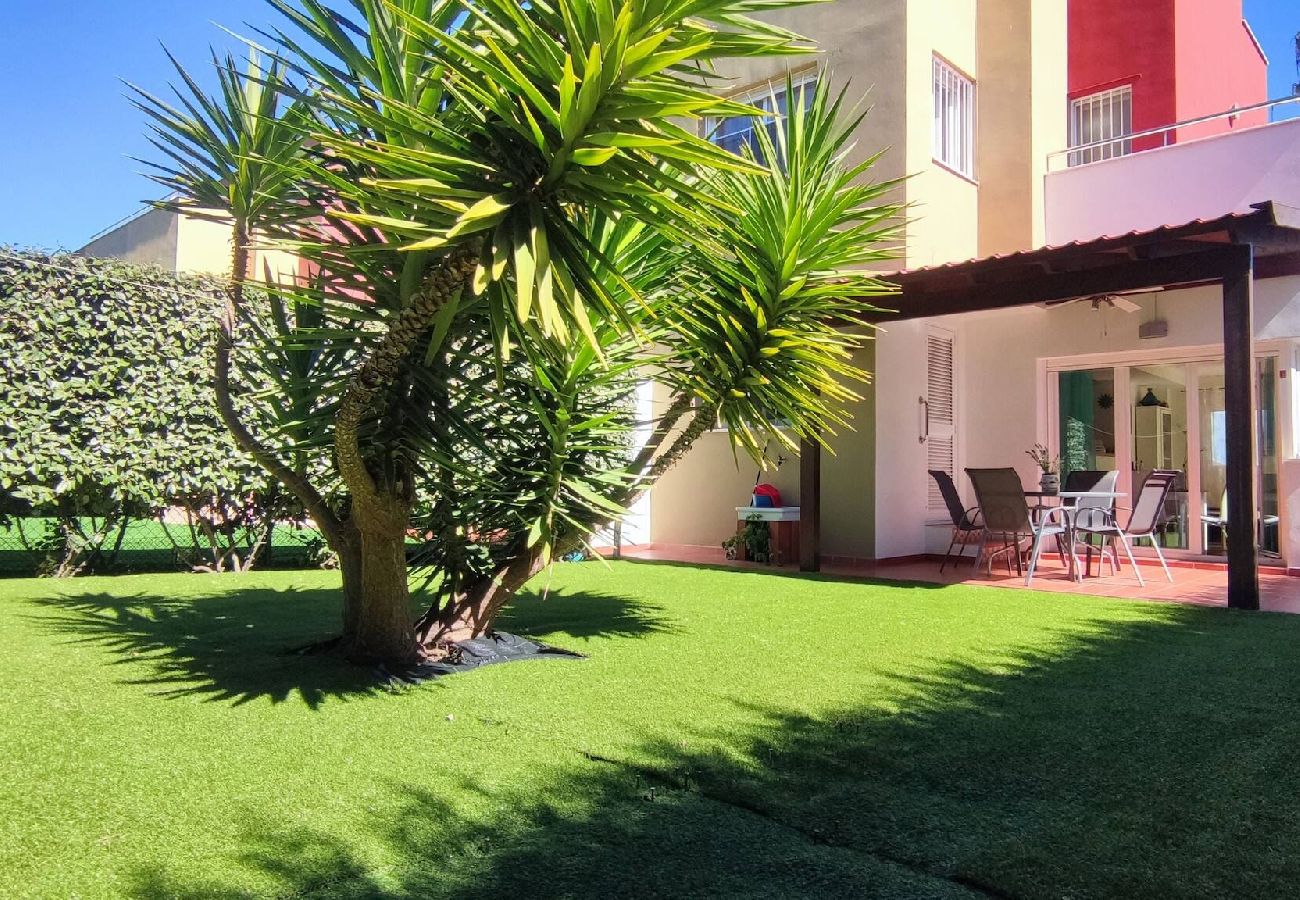 Maison mitoyenne à Peñiscola - Villa avec jardin commun et piscine 
